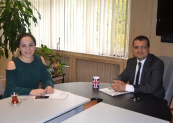 Ortada Tıkır Tıkır İşleyen Bir Saat Var; Tabi Görünen Yüzü Sadece Kadran, Akrep ve Yelkovan…