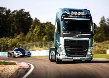 Volvo FH, Dünyanın En Hızlı Spor Otomobillerinden Koenigsegg One:1’e Meydan Okuyor