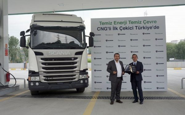 Türkiye’de Bir İlk… Naturelgaz, Scania’dan Türkiye’nin İlk CNG’li Çekicisini Aldı