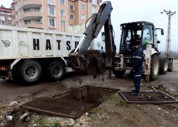 Tıkanan Yağmur Suyu Hatları Temizleniyor