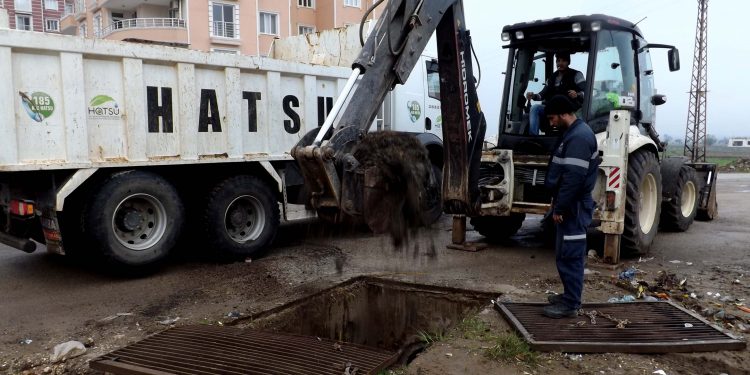 Tıkanan Yağmur Suyu Hatları Temizleniyor