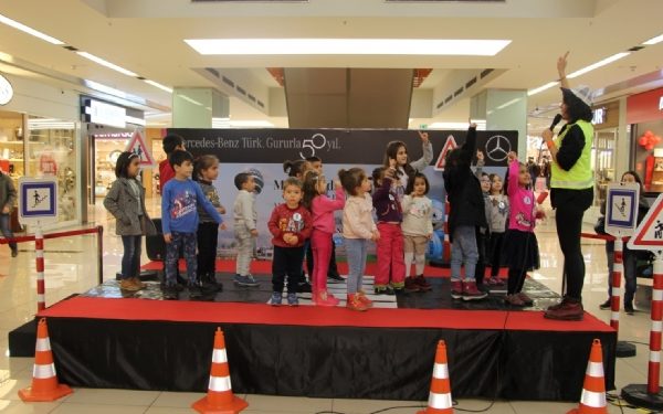 Mercedes-Benz Türk’ün MobileKids Trafik Eğitim Projesi, İstanbul Metrocity’de Çocuklarla Buluşuyor