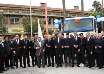Ford Trucks, İskenderun’da öğrencilerin uygulamalı eğitim yapabilmesi için kamyon hibe etti