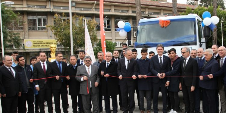 Ford Trucks, İskenderun’da öğrencilerin uygulamalı eğitim yapabilmesi için kamyon hibe etti