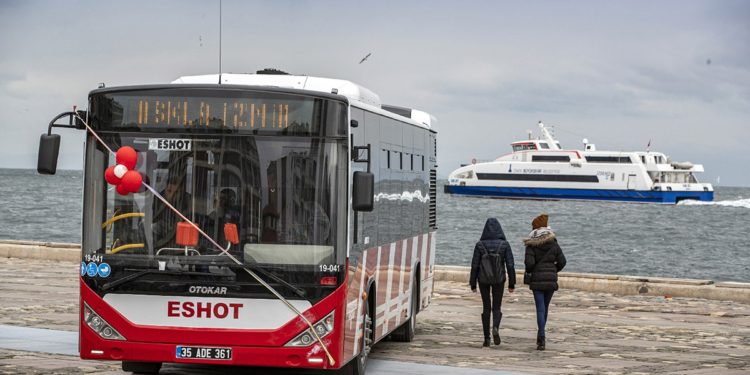İzmir caddelerindeki Otokar otobüsü sayısı 350’ye ulaştı Otokar yılın son teslimatını ESHOT’a gerçekleştirdi