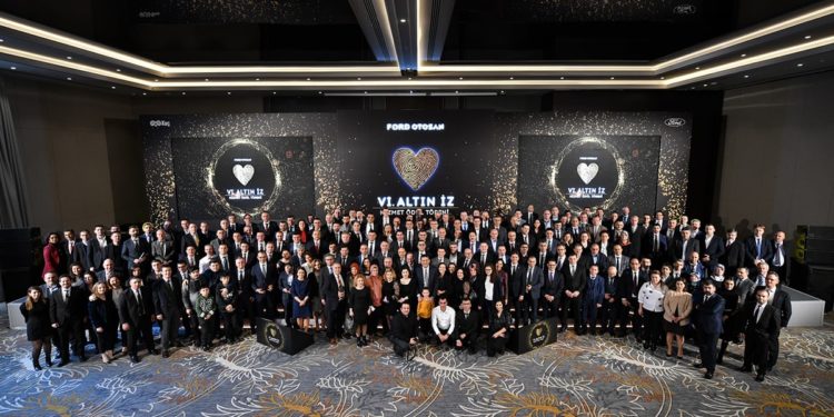 Ford Otosan tarihinde ‘altın iz’ler bırakan çalışanlar ödüllendirildi