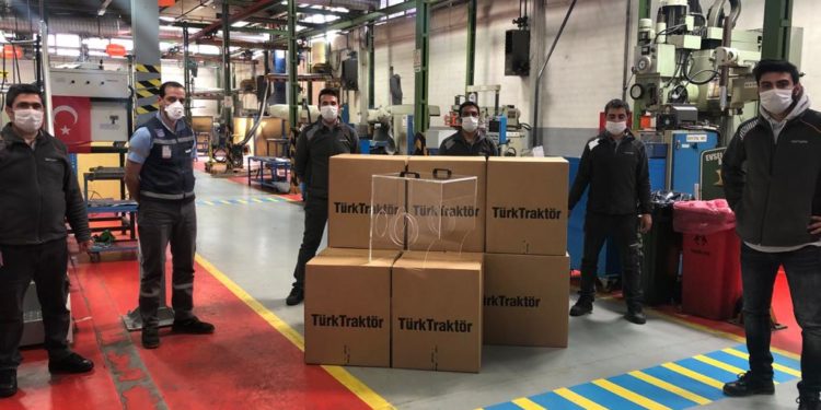 TÜRK TRAKTÖR, Sağlık Çalışanları için Entübasyon ve Biyolojik Numune Alma Kabinleri Üretiyor