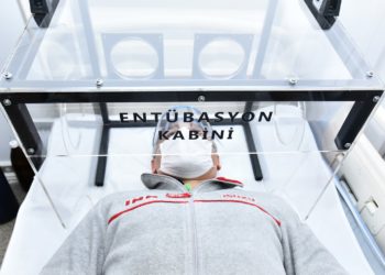 Anadolu Isuzu, Garenta, KIA ve KNS Otomotiv tarafından üretilen entübasyon ve biyolojik numune alma kabinleri sağlık çalışanlarının hizmetine sunuldu