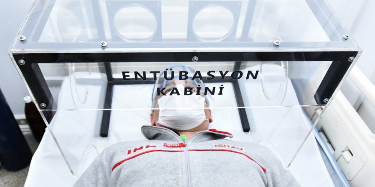 Anadolu Isuzu, Garenta, KIA ve KNS Otomotiv tarafından üretilen entübasyon ve biyolojik numune alma kabinleri sağlık çalışanlarının hizmetine sunuldu