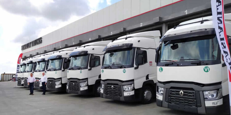 KARE KARAYOLU’NUN ARAÇ PARKINDA, YÜZDE 90’LIK RENAULT TRUCKS FARKI