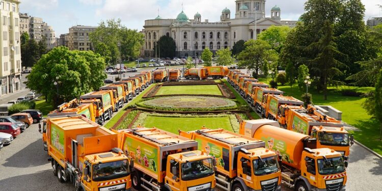 DAF Trucks Belgrad’a 44 şehir temizlik aracı teslim etti