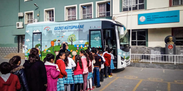 Anadolu Isuzu Aracı Gezici Kütüphane Projesi ile Okulları Ziyaret Etmeye Devam Ediyor