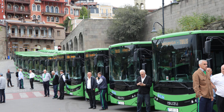 Anadolu Isuzu midibüs ihracat şampiyonluğunu devam ettiriyor