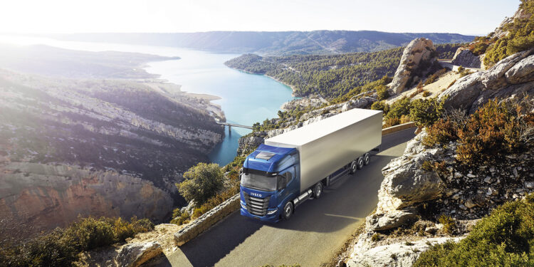 IVECO S-Way NP 460, “2021 Yılının Sürdürülebilir Kamyonu” Ödülünü kazandı