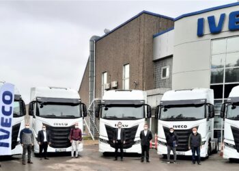 IVECO’nun İstanbul yetkili satıcılarından IVECO Otomotiv satışını gerçekleştirdiği 5 adet   S-WAY AS440S48 T/P çekicileri Mavi Trans Uluslararası Taşımacılık firmasına teslim etti.