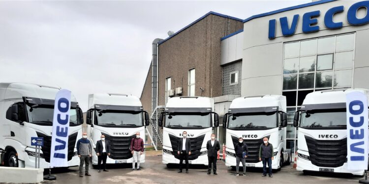 IVECO’nun İstanbul yetkili satıcılarından IVECO Otomotiv satışını gerçekleştirdiği 5 adet   S-WAY AS440S48 T/P çekicileri Mavi Trans Uluslararası Taşımacılık firmasına teslim etti.