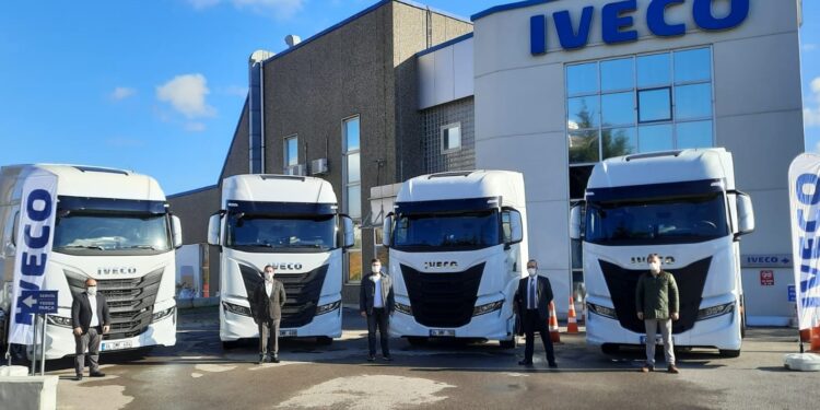 IVECO yetkili satıcısı IVECO Otomotiv, 6 adet S-WAY çekiciyi LGT ve Tanöz’e teslim etti