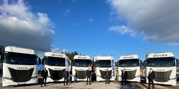 IVECO’dan  İzmir’de S-WAY ÇekiciTeslimatı