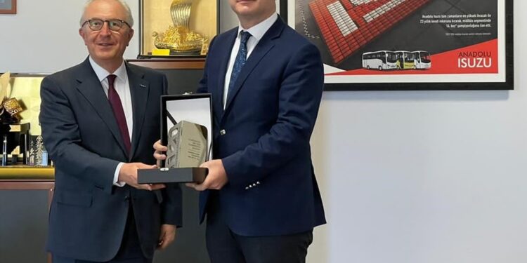 Anadolu Isuzu’ya Uludağ Otomotiv Endüstrisi İhracatçıları Birliği’nden “Altın İhracatçı” ödülü