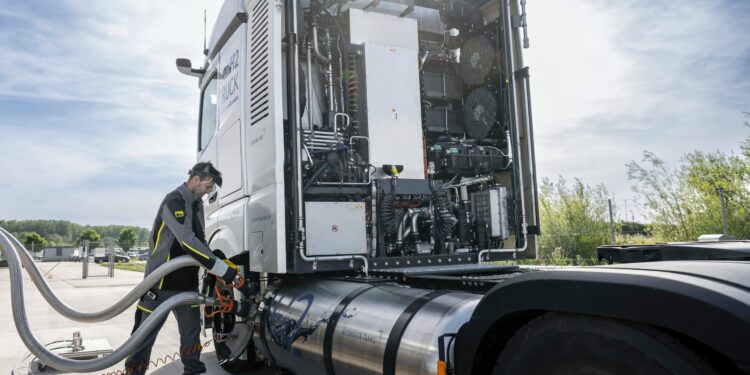 Daimler Truck, sıvı hidrojen kullanan GenH2 Kamyon’un yeni bir prototipini daha test etmeye başladı